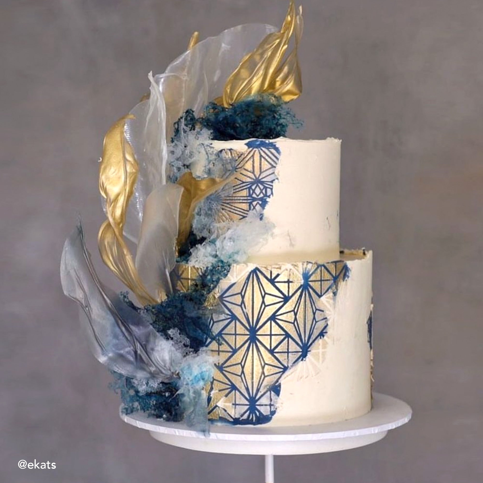 How to use a stencil for a Christmas Cake - YouTube